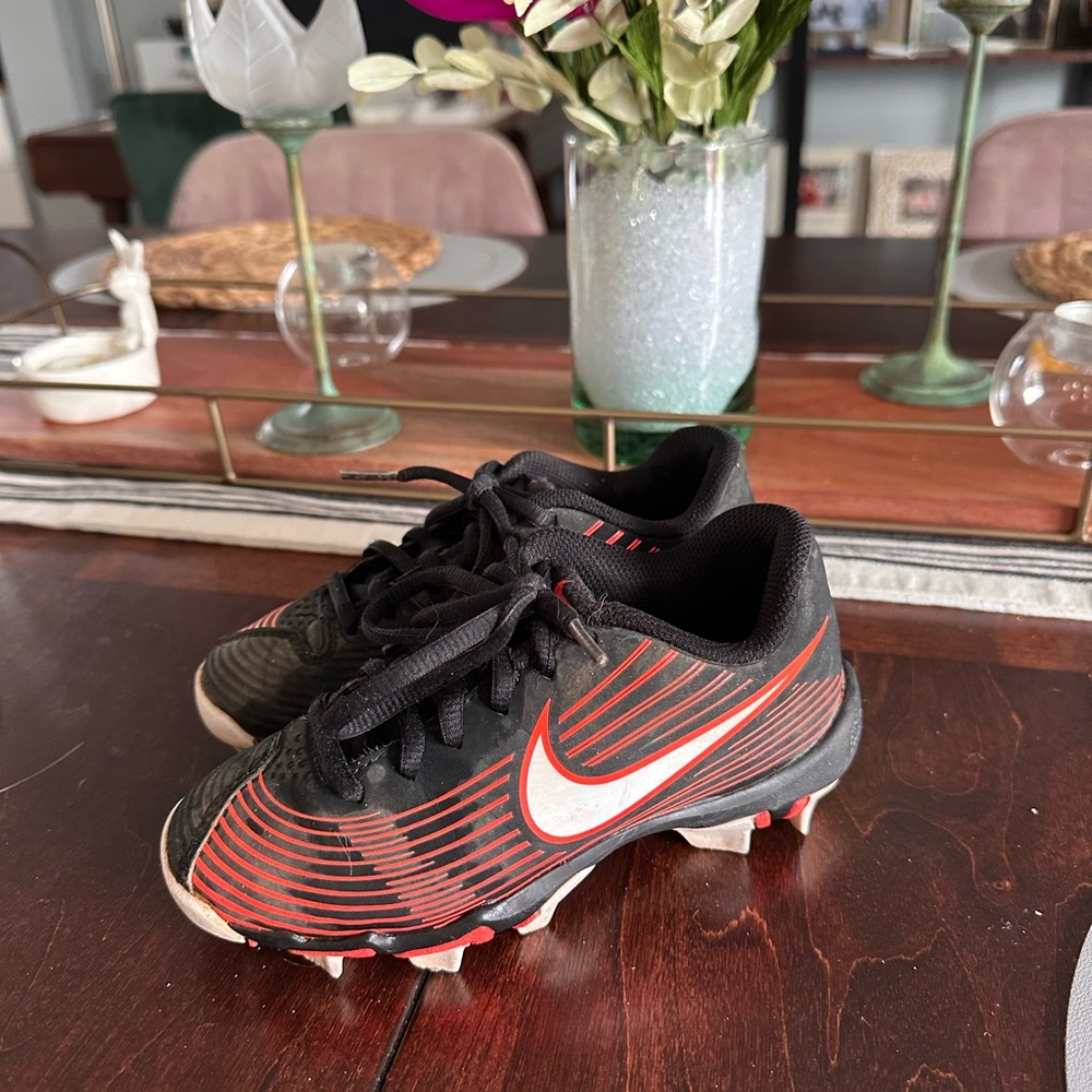 Nike Black and Red Baseball Cleats with Sporty Design-Gently Used